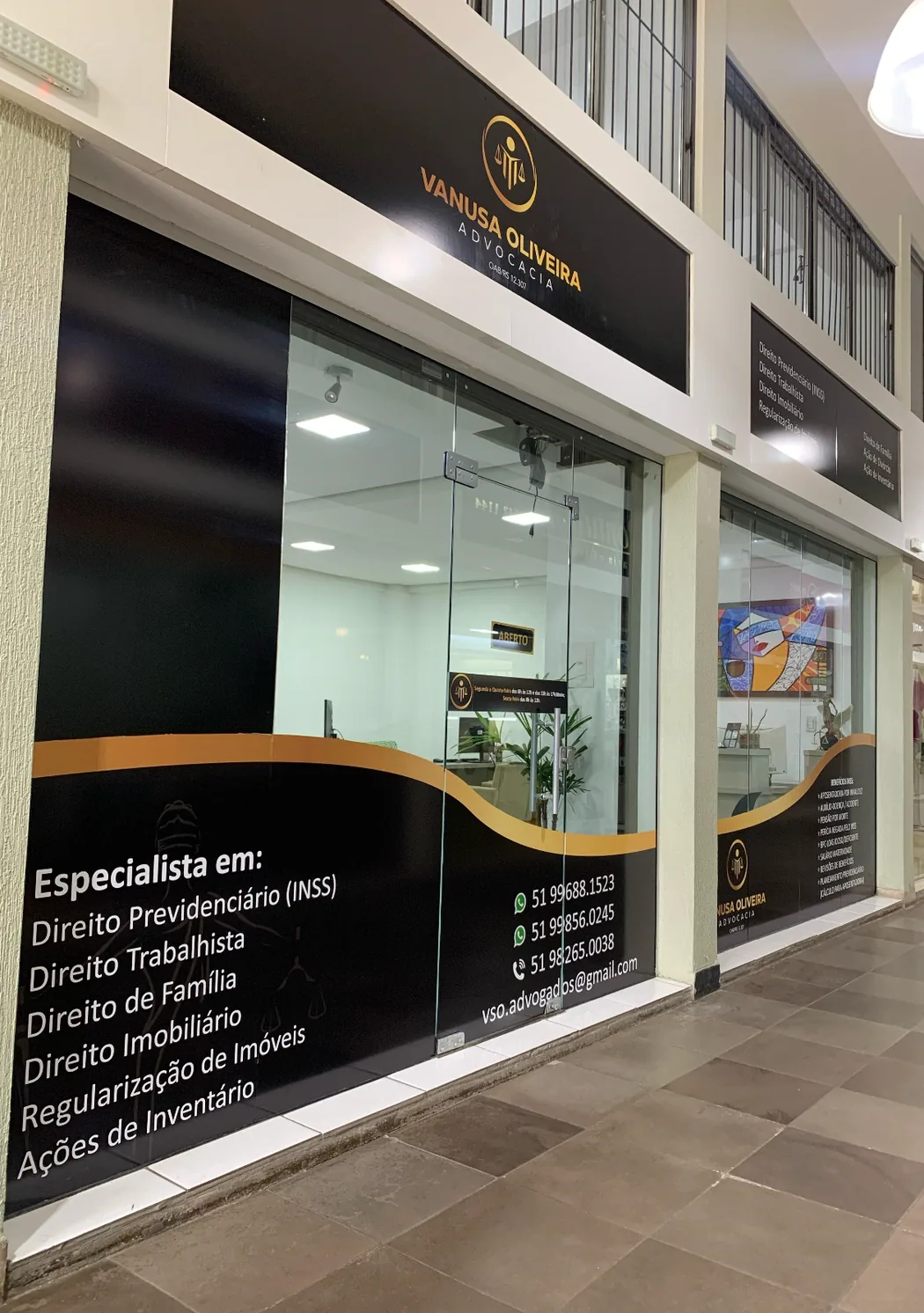 Fachada do escritório na Galeria Comassetto, com a placa da Vanusa Oliveira Advocacia