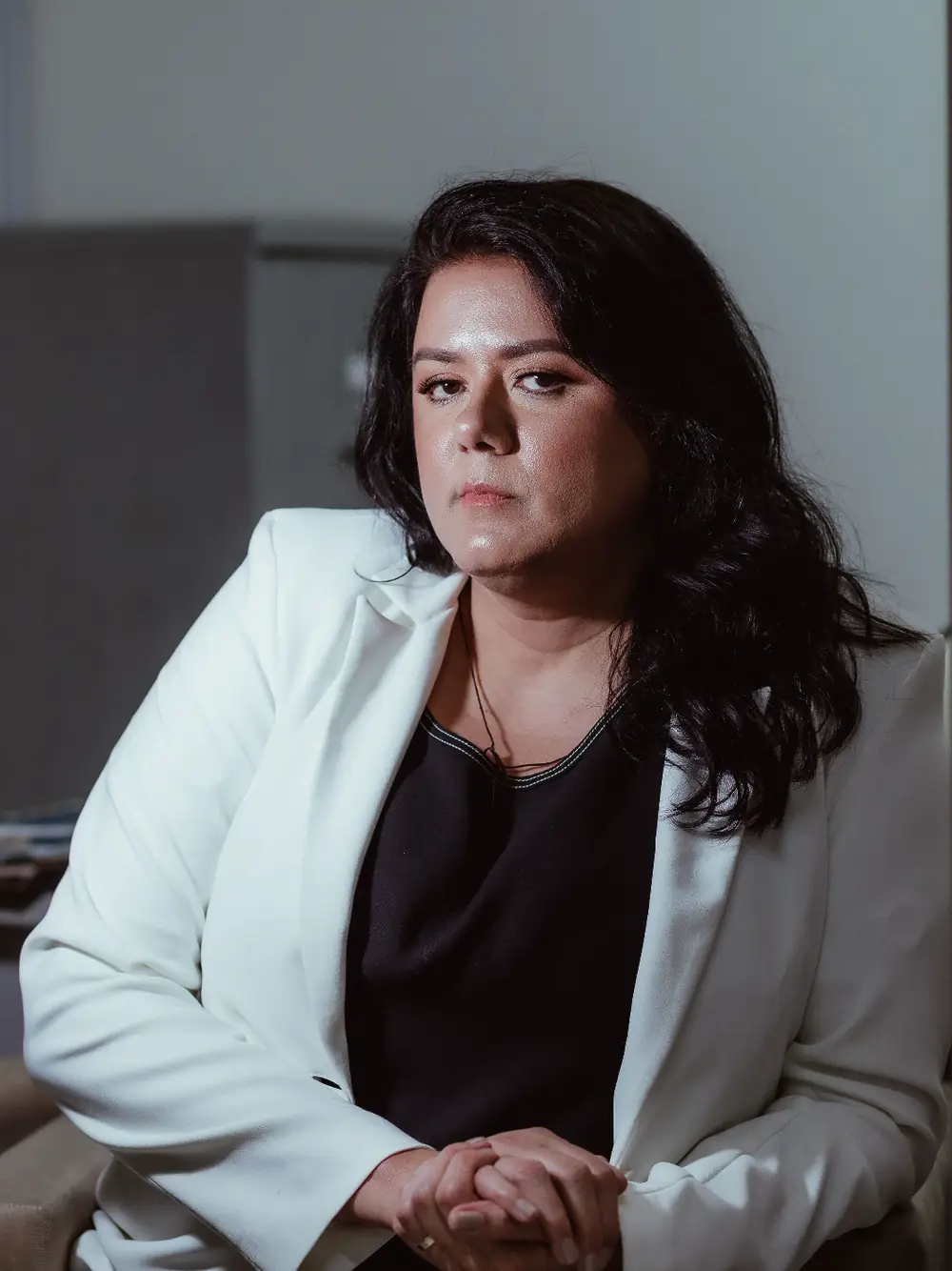 Dra. Vanusa Oliveira, advogada, sentada em seu escritório